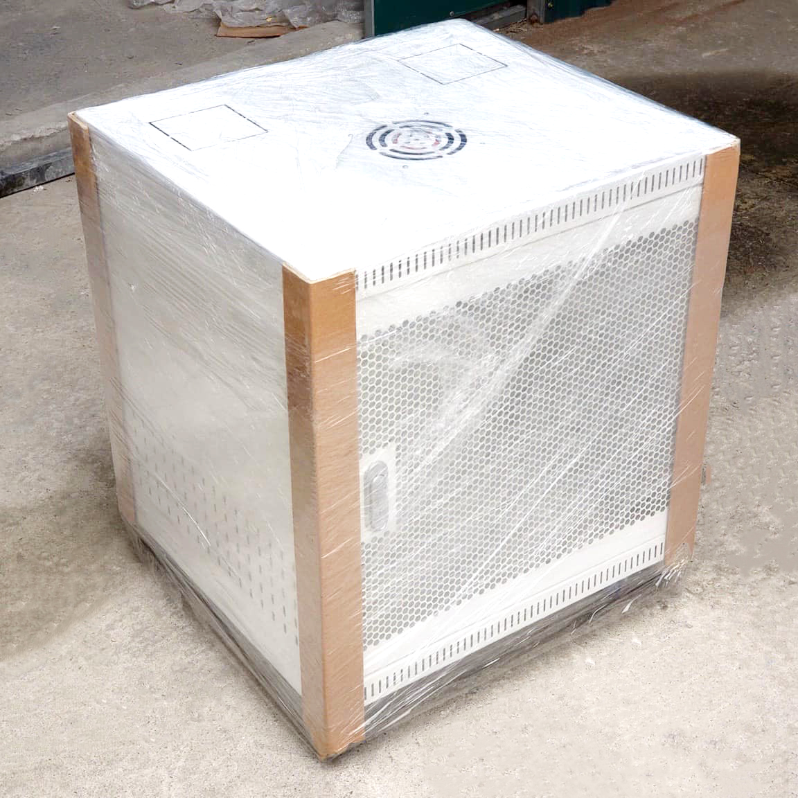 Tủ rack 10U D500 cửa lưới màu trắng Tủ rack 10U sâu D500 màu trắng - Tủ rack 10U D500 cửa lưới màu trắng (Tủ rack 10U D500 cửa lưới màu trắng khác biệt như thế n