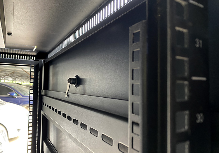 Tủ rack 32U sâu D1000 - Tủ rack 32U D1000 (Tủ rack 32U D1000, UNR-32UD1000-2CL có những phụ kiện gì? 2)