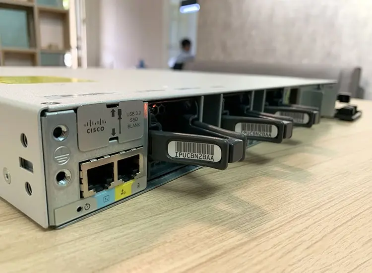 Cisco C9300-24T-E - Switch Cisco C9300-24T-E (Thiết kế mặt sau Switch Cisco C9300-24T-E 3)