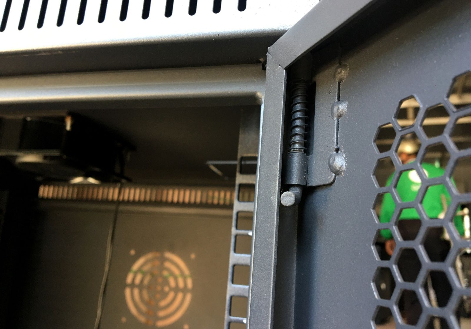 Tủ rack 9U sâu D500 - Tủ rack 9U D500 (Tủ rack 9U cửa lưới hãng UNIRACK, hình ảnh tủ rack 9U chân thực 5)