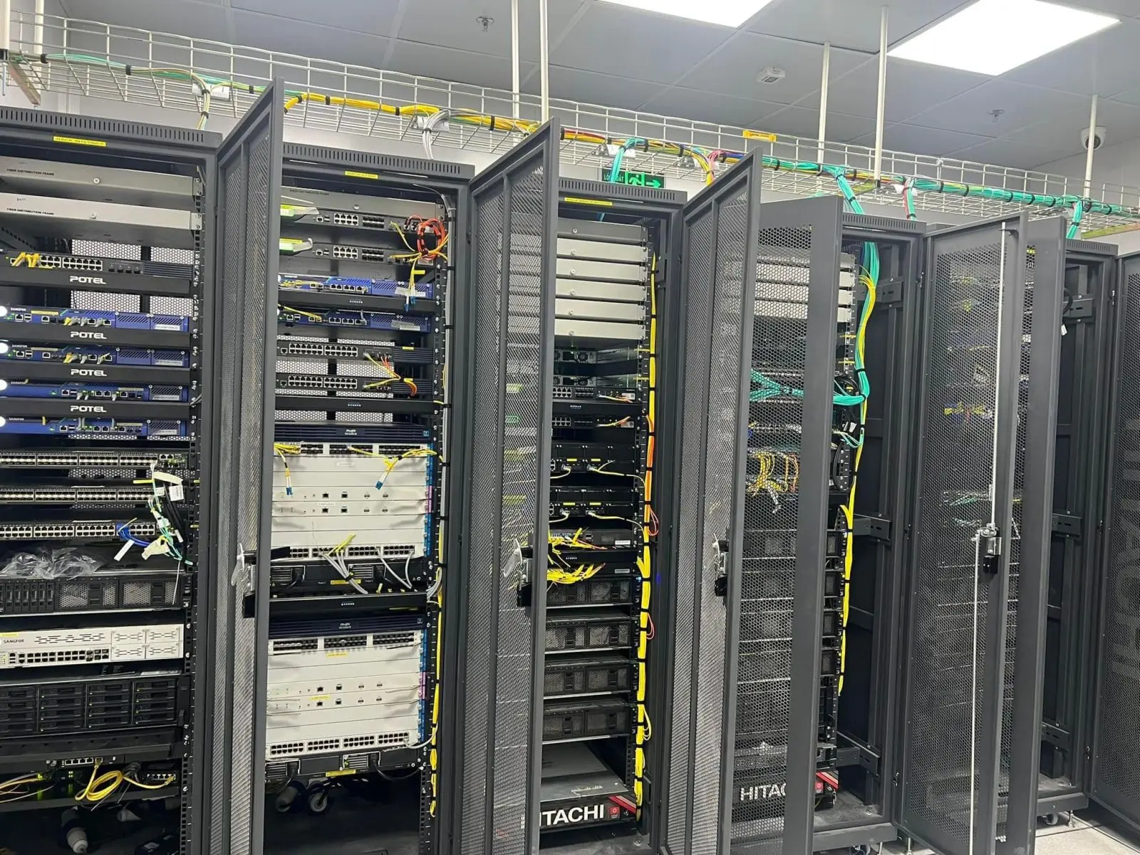 Tủ rack 42U D1000 2 cửa lưới màu đen Unirack