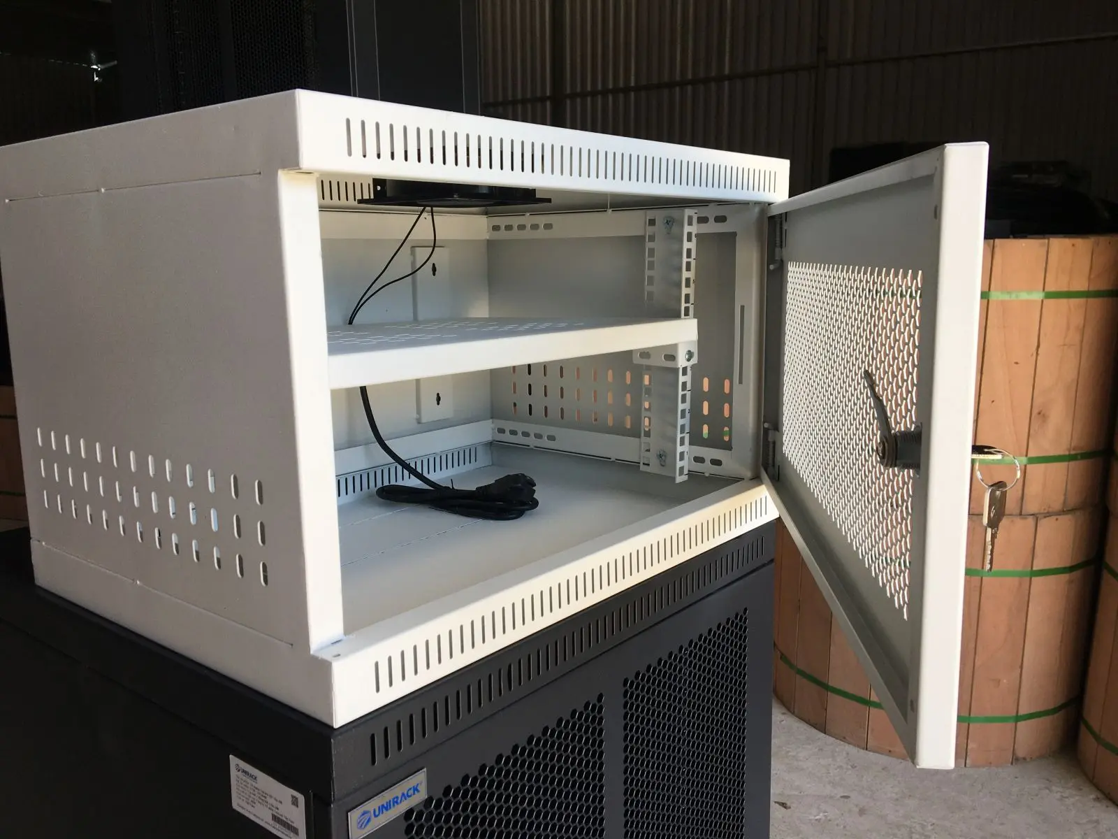 Tủ rack 6U D400 - Tủ rack 6U D400 thiết kế treo tường